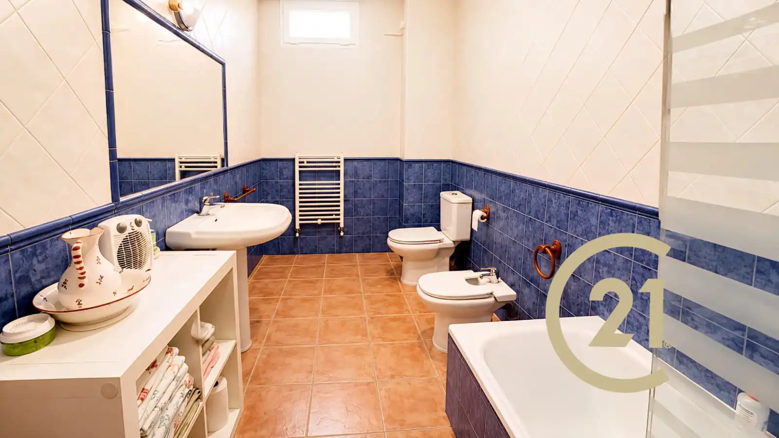Badezimmer von Einfamilien-Reihenhaus zum Verkauf in Cartajima mit Heizung, Terrasse und Abstellraum