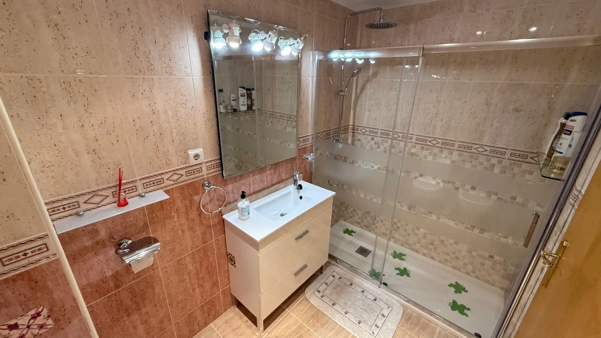 Baño de Casa adosada en venta en Roda de Berà con Calefacción, Jardín privado y Terraza
