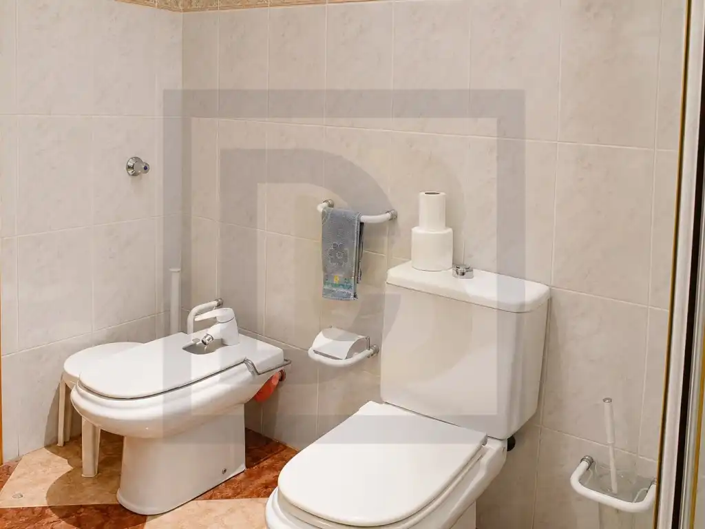 Bany de Casa o xalet en venda en San Miguel de Salinas amb Aire condicionat, Terrassa i Moblat