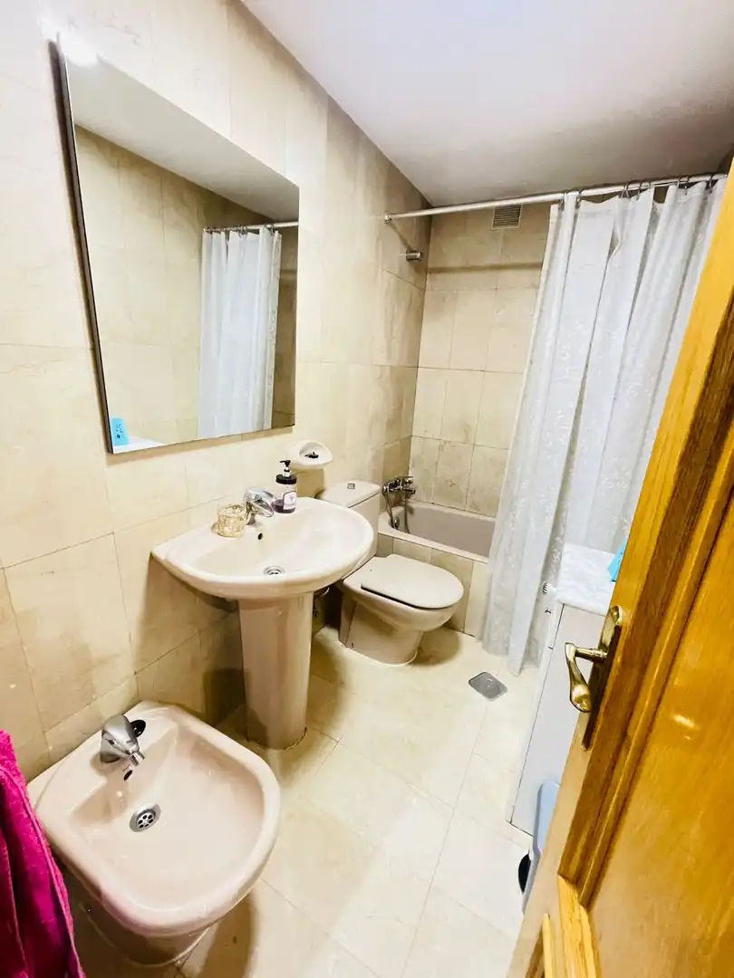 Badezimmer von Wohnungen zum Verkauf in Gijón  mit Heizung und Parkett