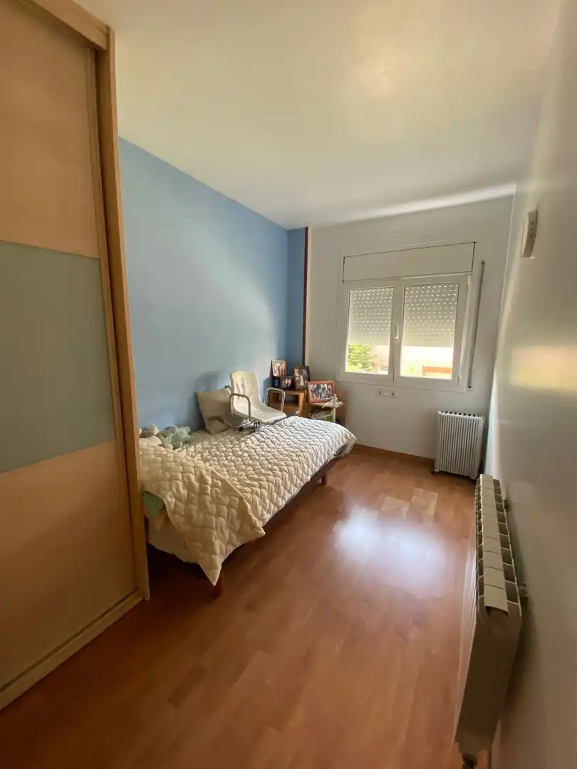 Dormitori de Casa adosada en venda en Salt amb Aire condicionat, Calefacció i Jardí privat