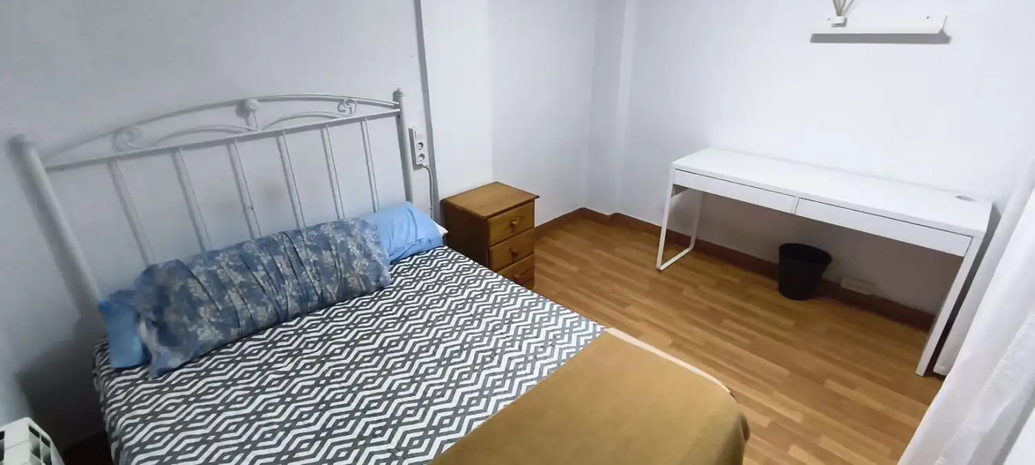 Habitación de Piso en venta en Oviedo  con Calefacción, Trastero y Amueblado