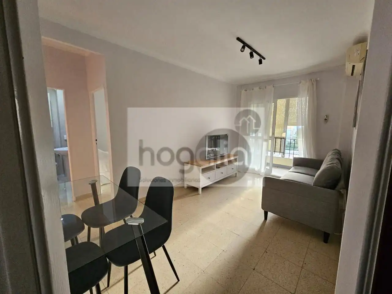 Sala d'estar de Pis de lloguer en Sevilla amb Aire condicionat, Terrassa i Moblat