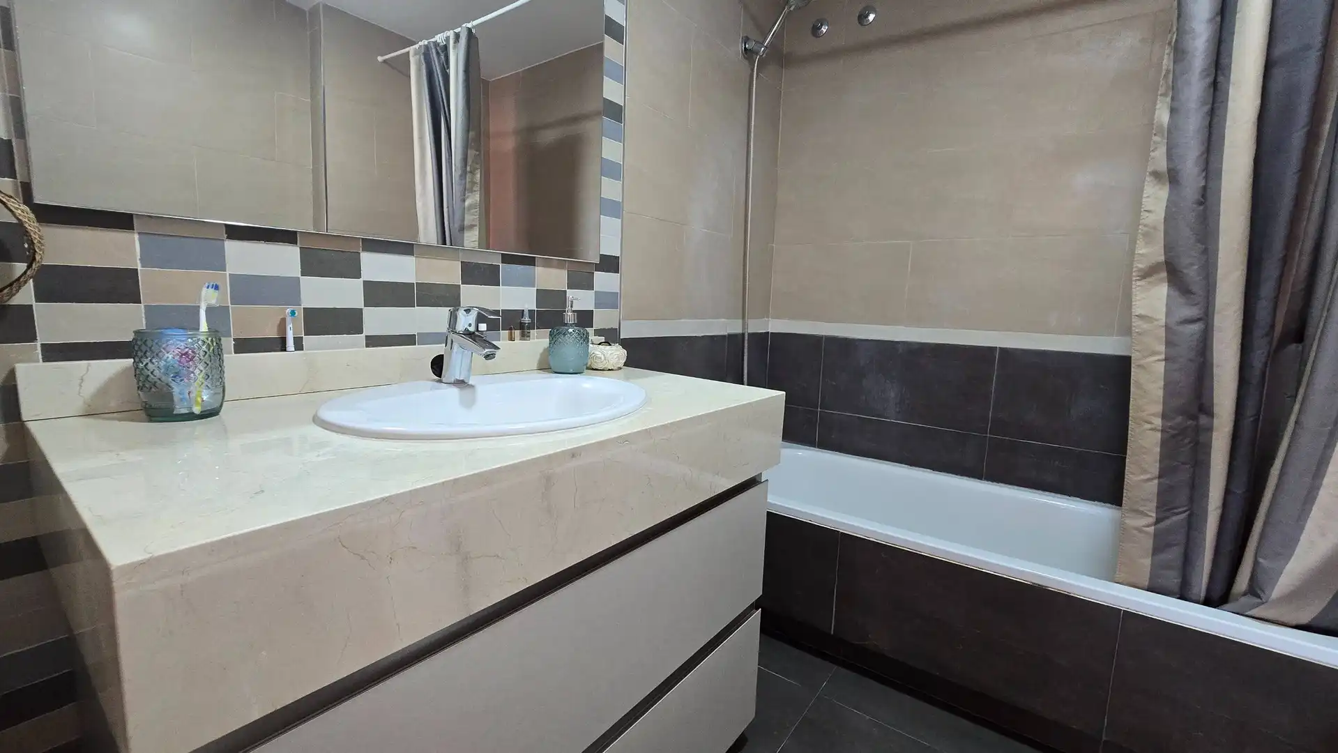 Badezimmer von Wohnungen zum Verkauf in Manilva mit Klimaanlage, Privatgarten und Terrasse