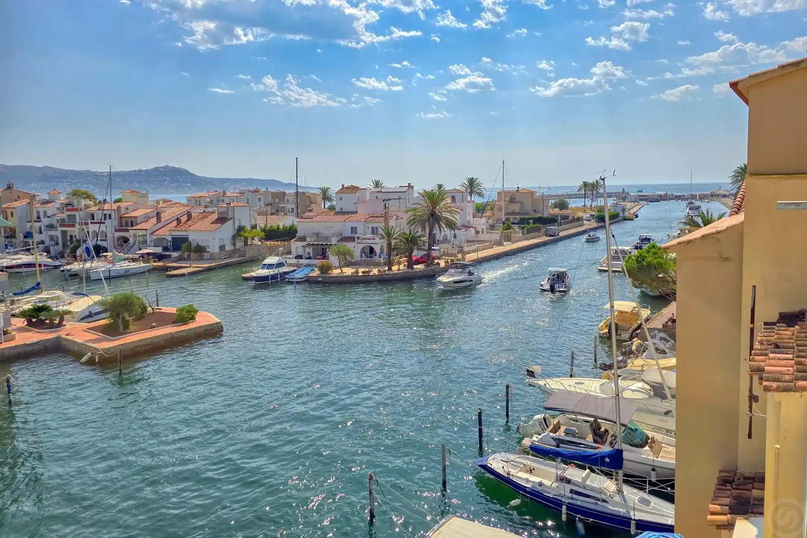 Außenansicht von Einfamilien-Reihenhaus zum Verkauf in Empuriabrava mit Klimaanlage, Heizung und Terrasse