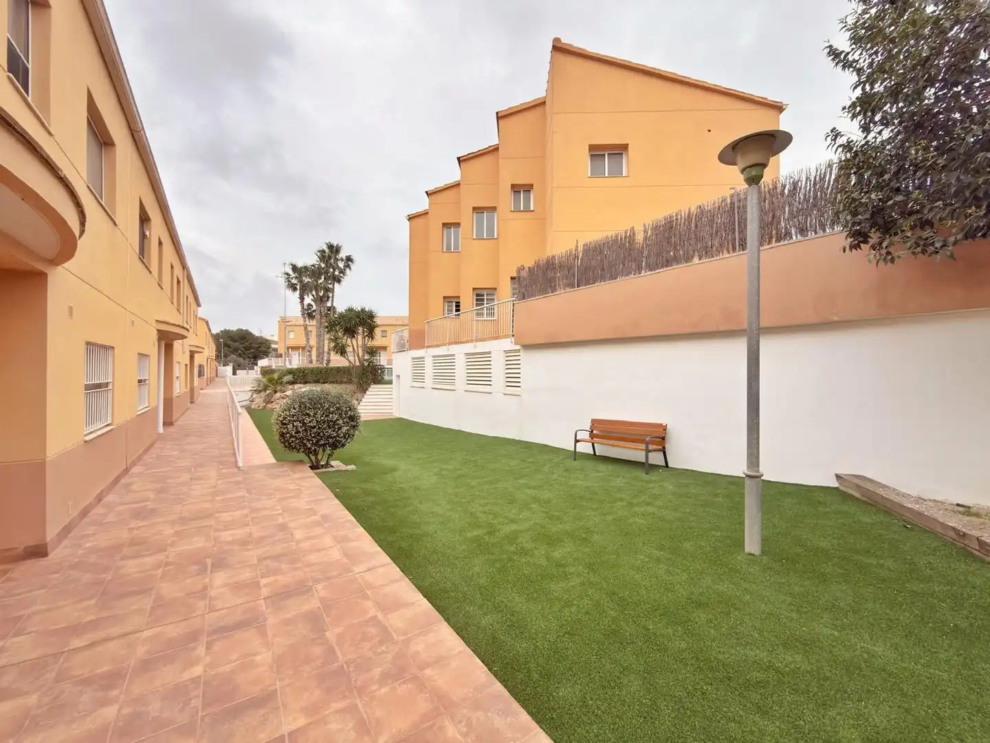 Vista exterior de Casa adosada en venda en Cubelles amb Calefacció, Terrassa i Piscina comunitària