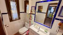 Bany de Casa adosada en venda en Valverde de la Virgen amb Calefacció, Jardí privat i Terrassa