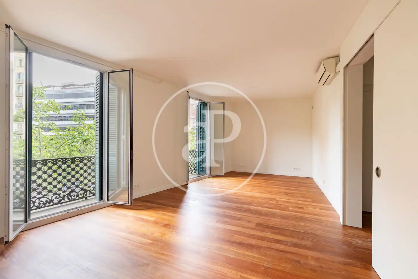 Wohnzimmer von Wohnung zum Verkauf in Barcelona mit Klimaanlage, Heizung und Balkon