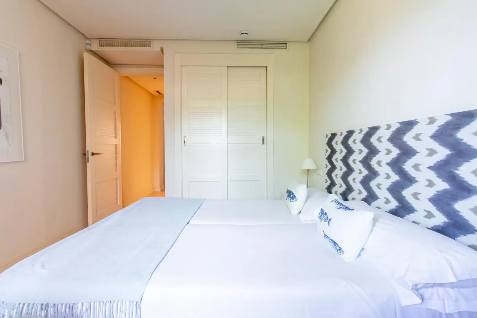 Dormitori de Apartament en venda en Chiclana de la Frontera amb Jardí privat i Piscina comunitària