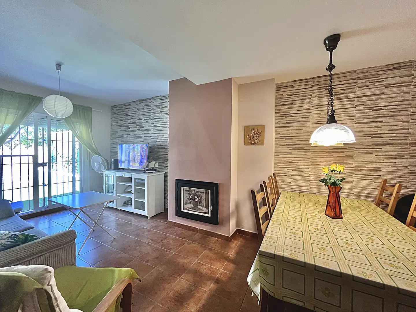 Sala de estar de Casa adosada en venta en Ayamonte con Calefacción, Terraza y Piscina