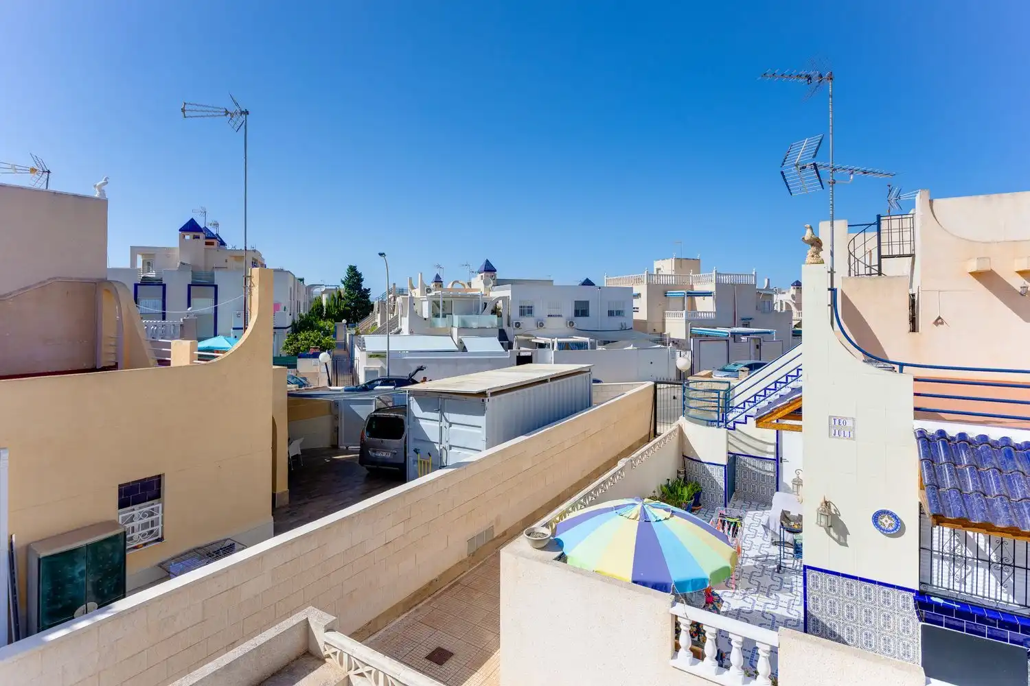 Vista exterior de Casa adosada en venda en Torrevieja amb Terrassa, Moblat i Piscina comunitària