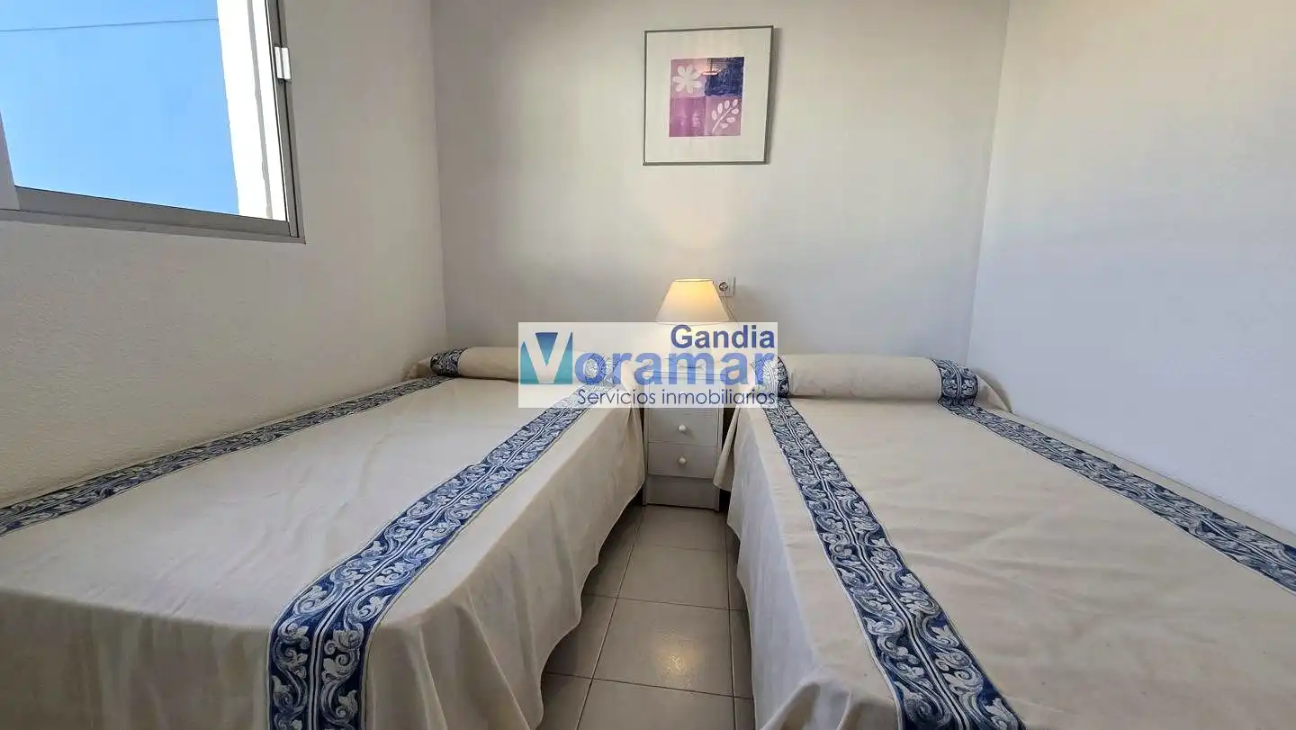 Dormitori de Apartament de lloguer en Gandia amb Terrassa, Moblat i Piscina comunitària