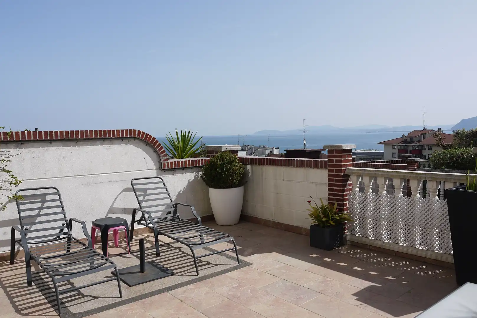 Terrasse von Einfamilien-Reihenhaus zum Verkauf in Castro-Urdiales mit Heizung, Terrasse und Abstellraum