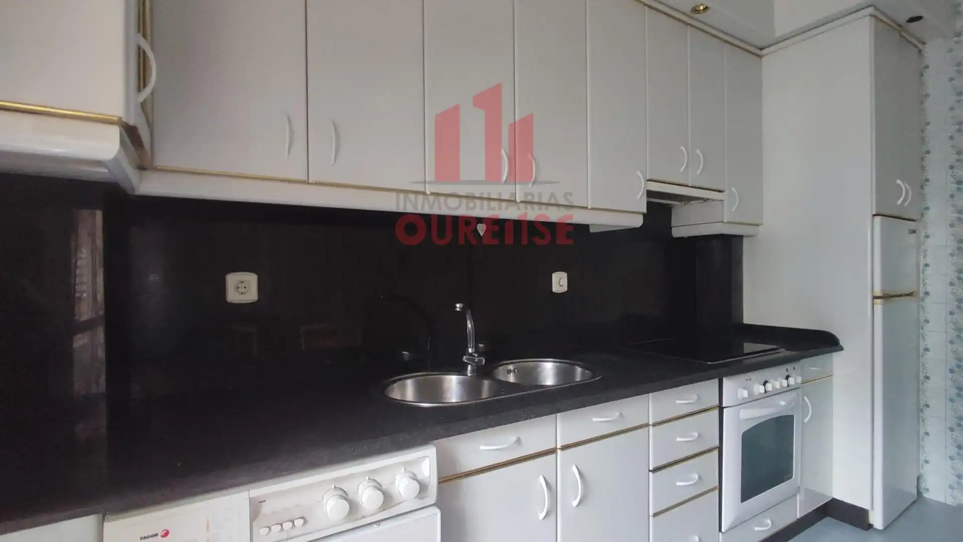 Cuina de Casa o xalet en venda en Ourense Capital  amb Calefacció