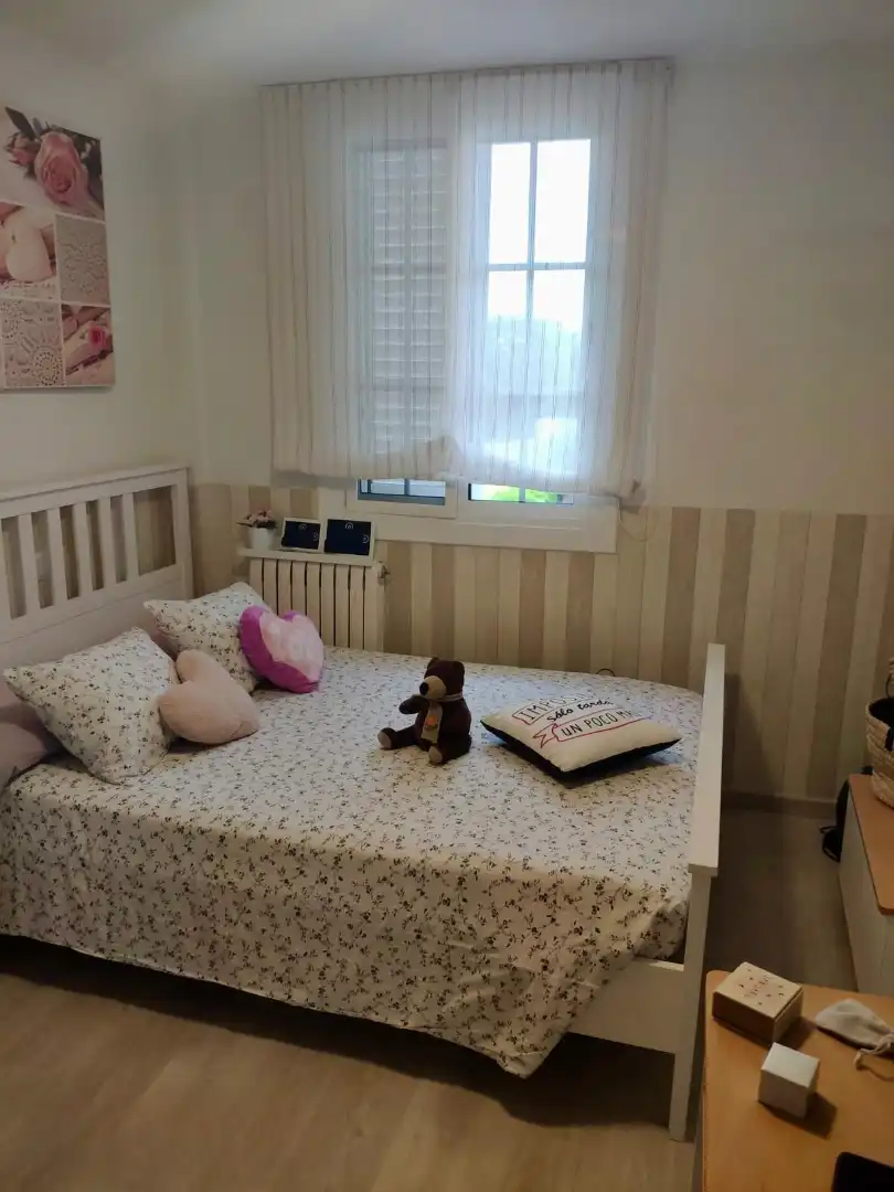 Schlafzimmer von Einfamilien-Reihenhaus zum Verkauf in Cubelles mit Klimaanlage, Heizung und Privatgarten