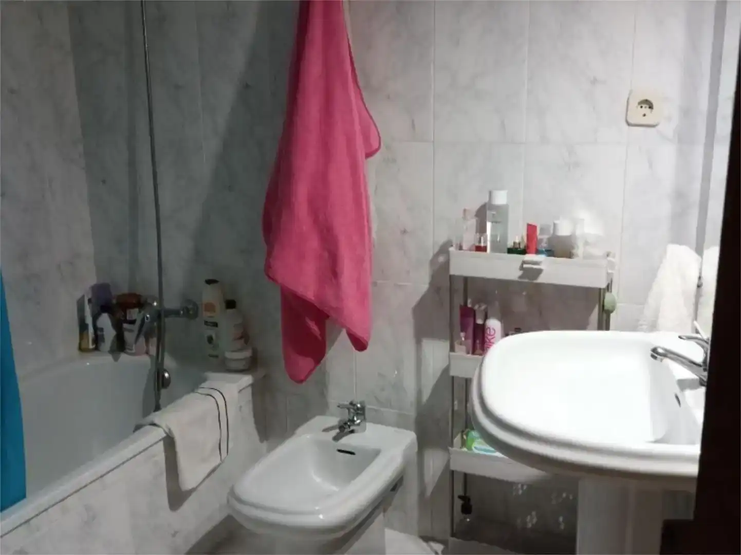 Bathroom of Flat for share in Brunete  with Air Conditioner, Private garden and Parquet flooring