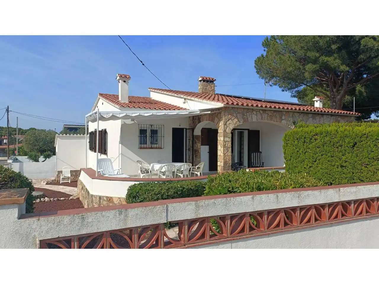 Vista exterior de Casa o xalet en venda en L'Escala amb Aire condicionat, Jardí privat i Terrassa
