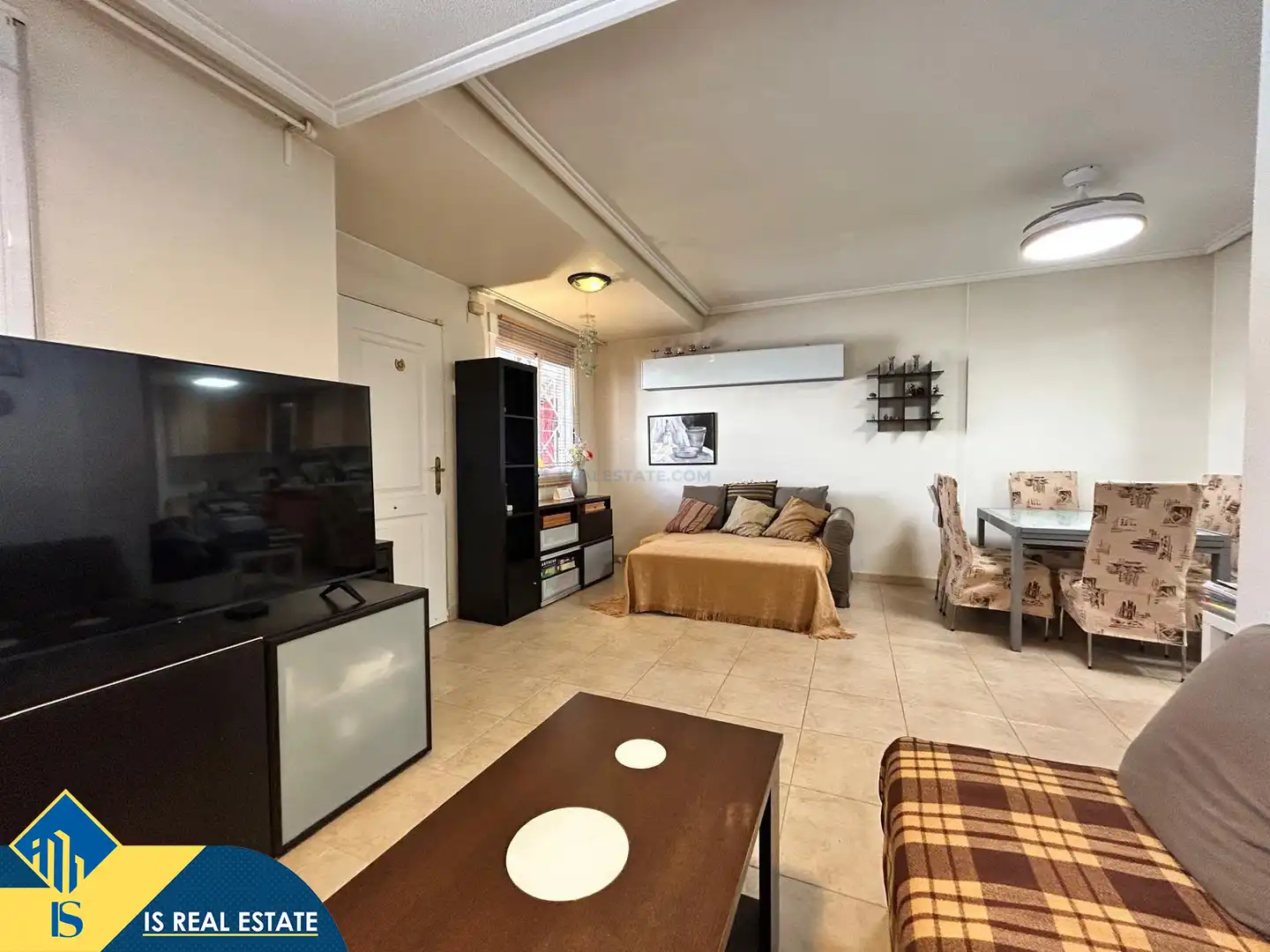 Sala d'estar de Casa adosada de lloguer en Torrevieja amb Aire condicionat, Calefacció i Jardí privat