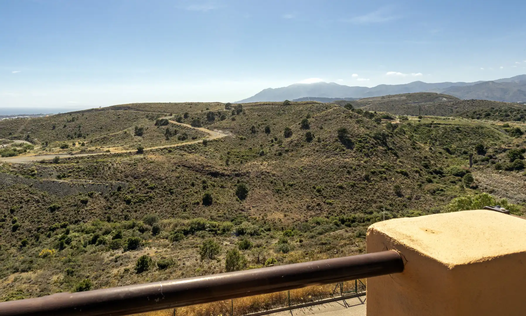 Vista exterior de Àtic de lloguer en Benahavís amb Aire condicionat, Calefacció i Terrassa