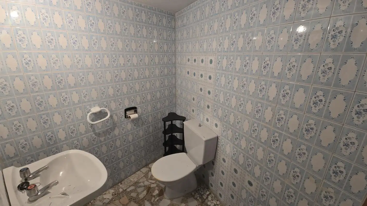 Baño de Piso en venta en Navaluenga con Calefacción, Terraza y Balcón