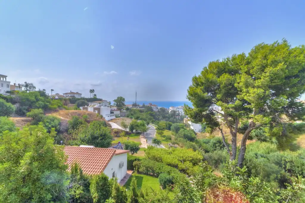 Vista exterior de Casa o xalet en venda en Fuengirola amb Aire condicionat, Jardí privat i Terrassa