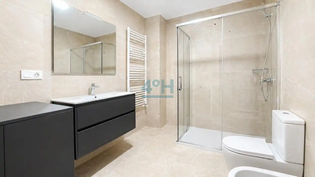 Baño de Apartamento en venta en Ourense Capital  con Calefacción y Balcón