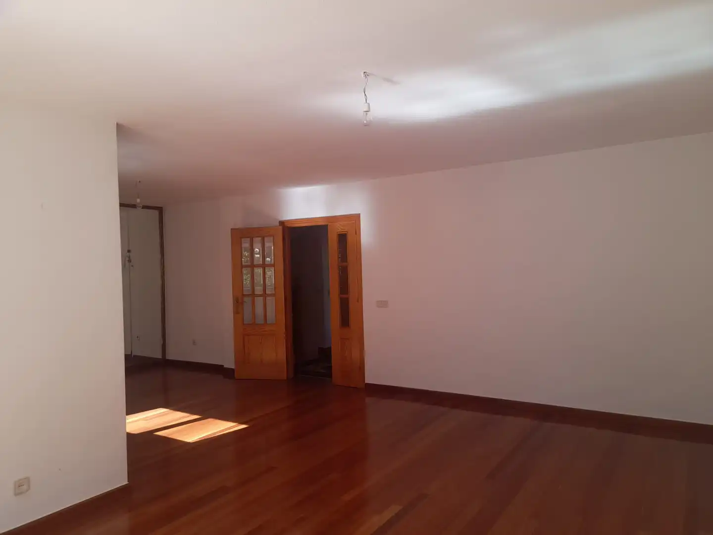Sala de estar de Casa adosada en venta en Pozuelo de Alarcón con Aire acondicionado, Calefacción y Jardín privado
