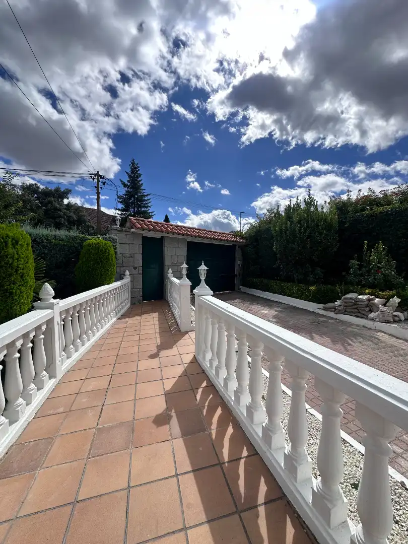 Vista exterior de Casa o xalet en venda en Las Rozas de Madrid amb Aire condicionat, Calefacció i Jardí privat