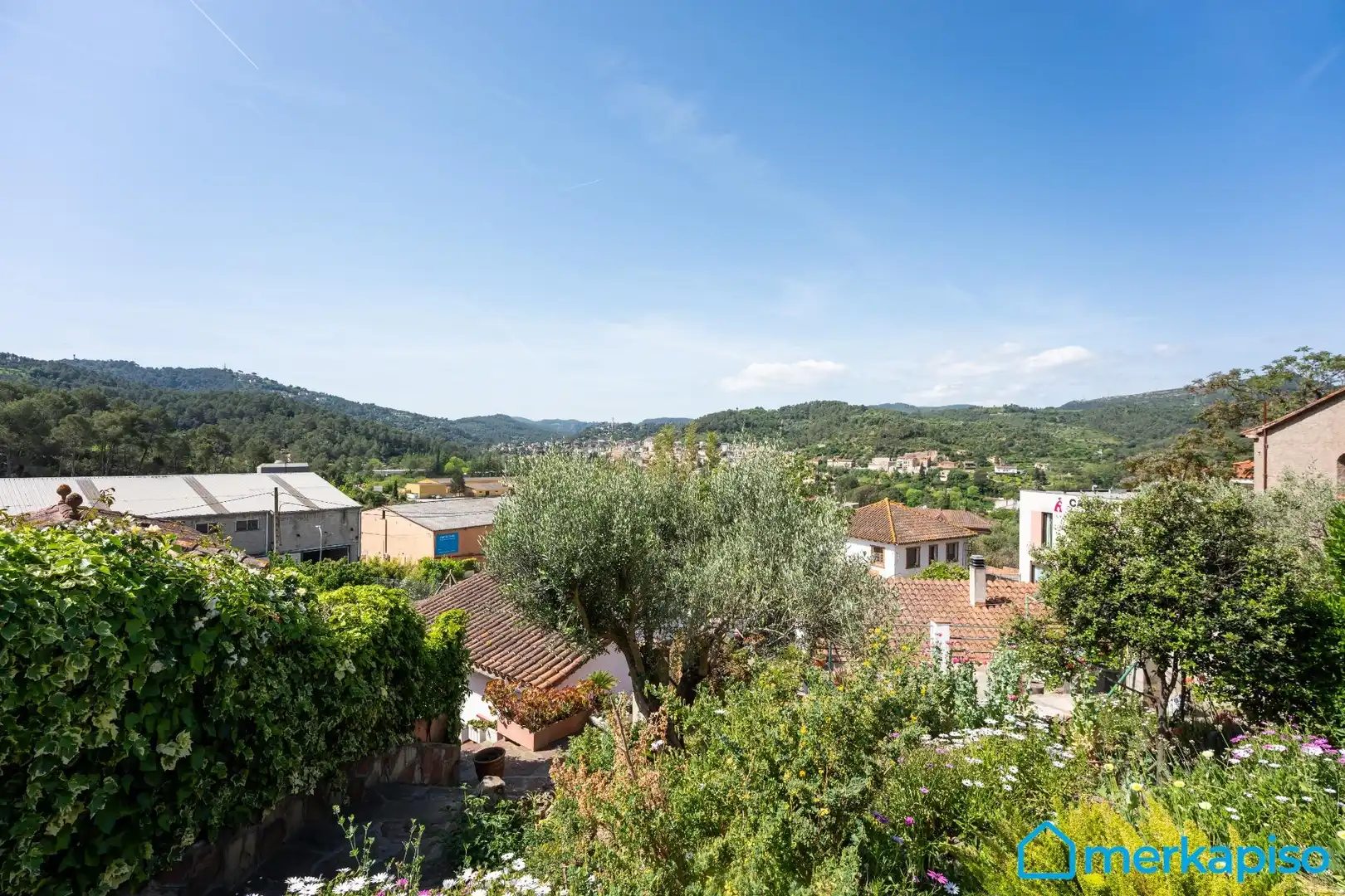 Vista exterior de Finca rústica en venda en Torrelles de Llobregat amb Terrassa