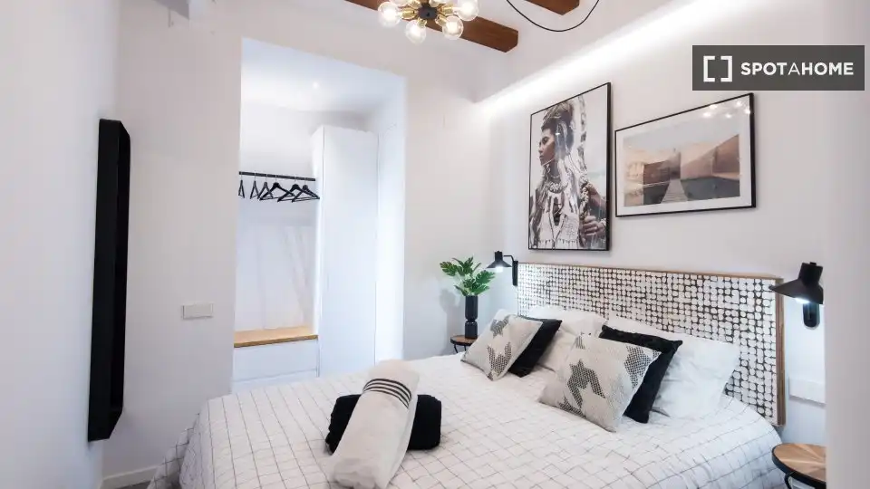 Flat with terrace to rent in Ciutat Vella, imagen 3