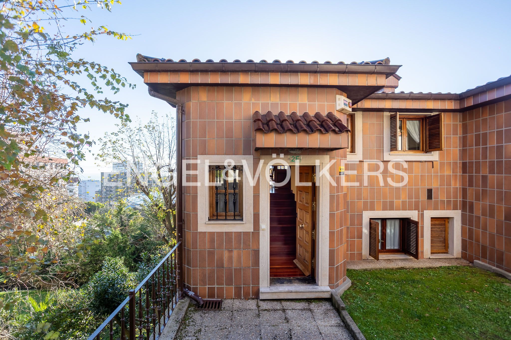 Vista exterior de Casa adosada en venda en Santander amb Calefacció, Jardí privat i Terrassa