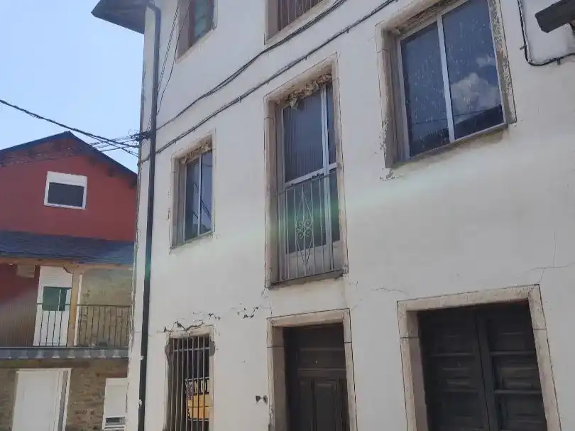 Vista exterior de Pis en venda en Páramo del Sil