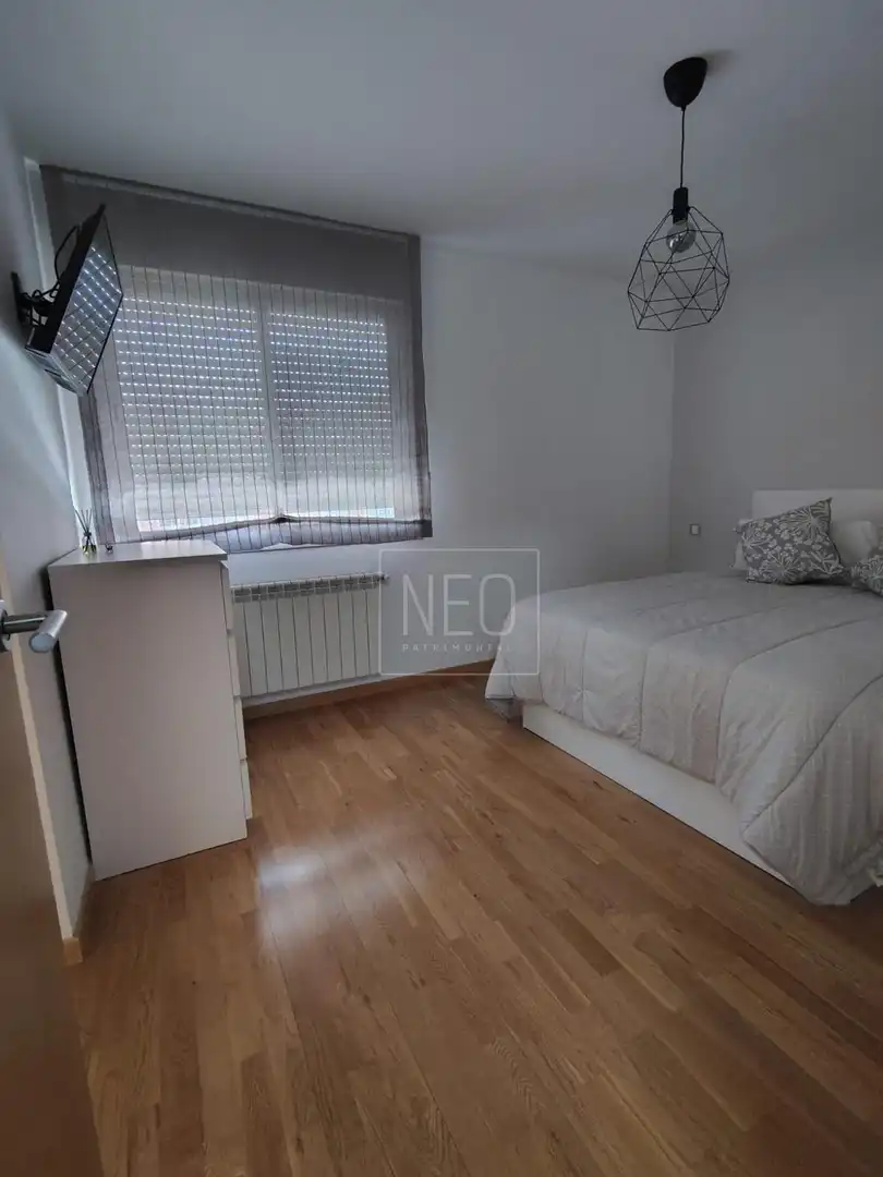 Habitación de Casa adosada en venta en Villalbilla con Aire acondicionado, Calefacción y Jardín privado