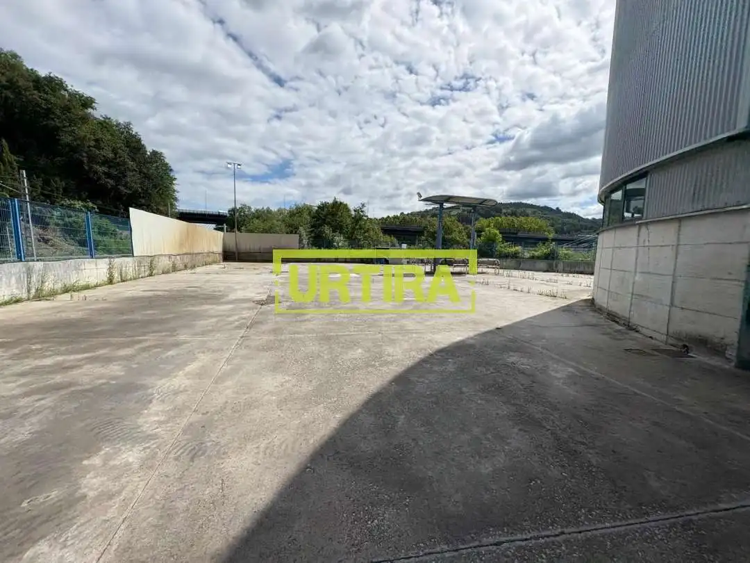 Parkplatz von Fabrikhallen zum Verkauf in Hernani