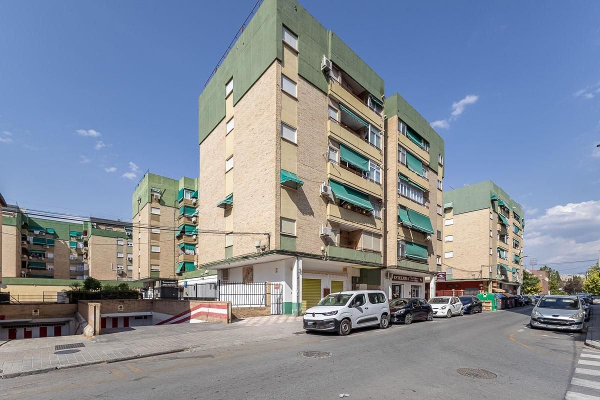 Exterior view of Flat to rent in  Granada Capital  with Air Conditioner and Heating