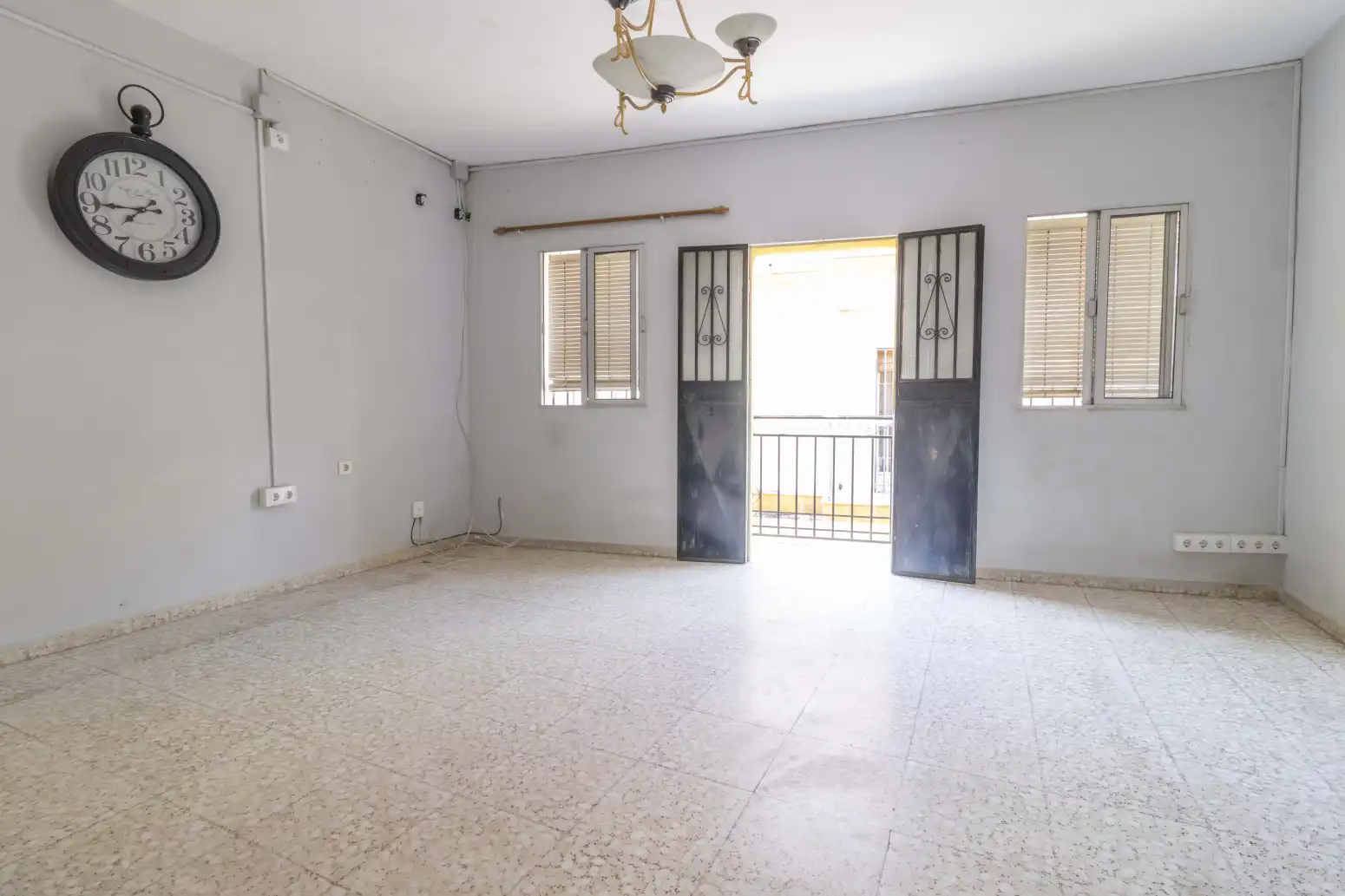 Einfamilien-Reihenhaus zum Verkauf in Sevilla mit Terrasse, Abstellraum und Balkon