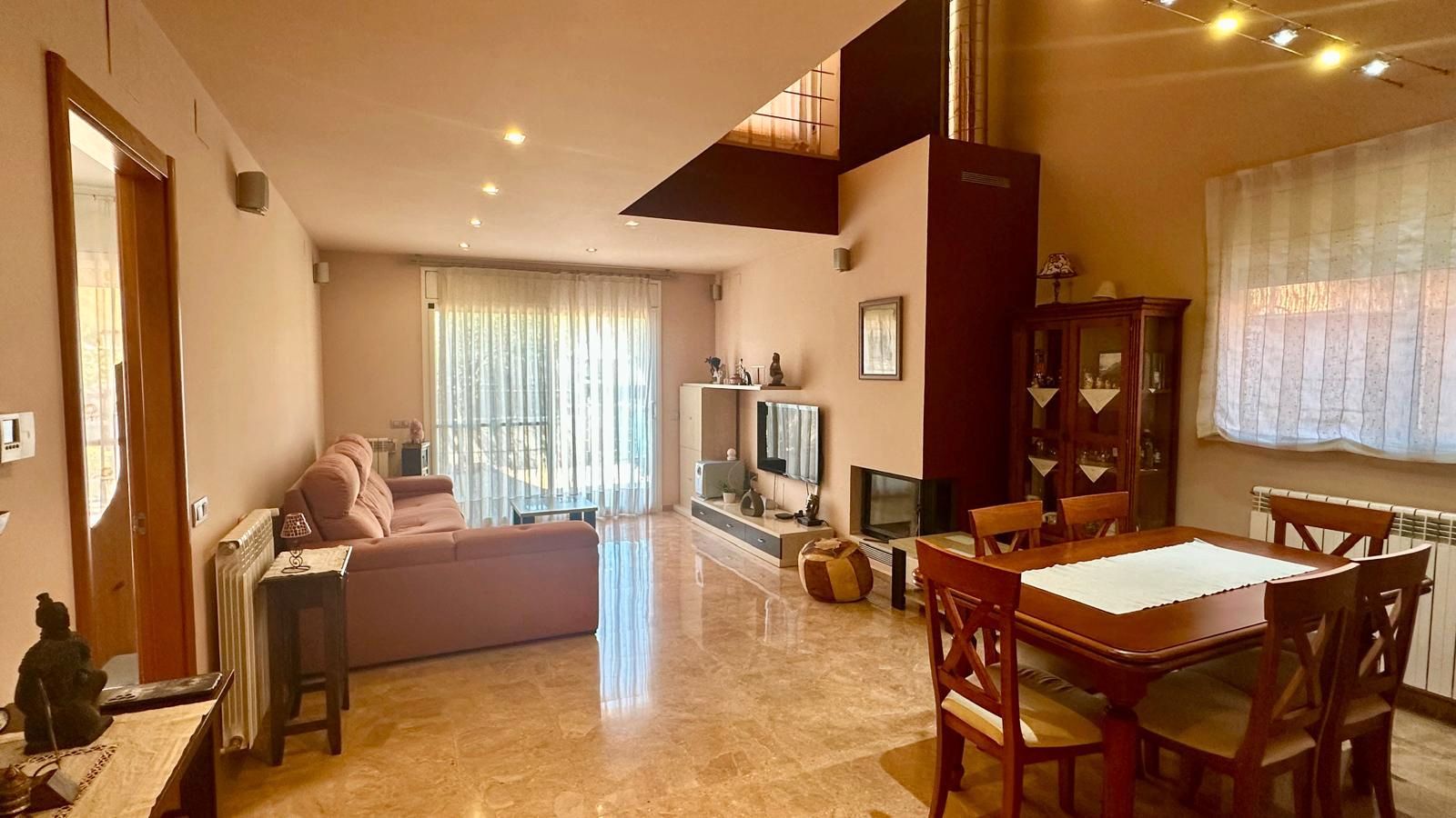 Sala de estar de Casa o chalet en venta en Viladecans con Aire acondicionado, Calefacción y Jardín privado