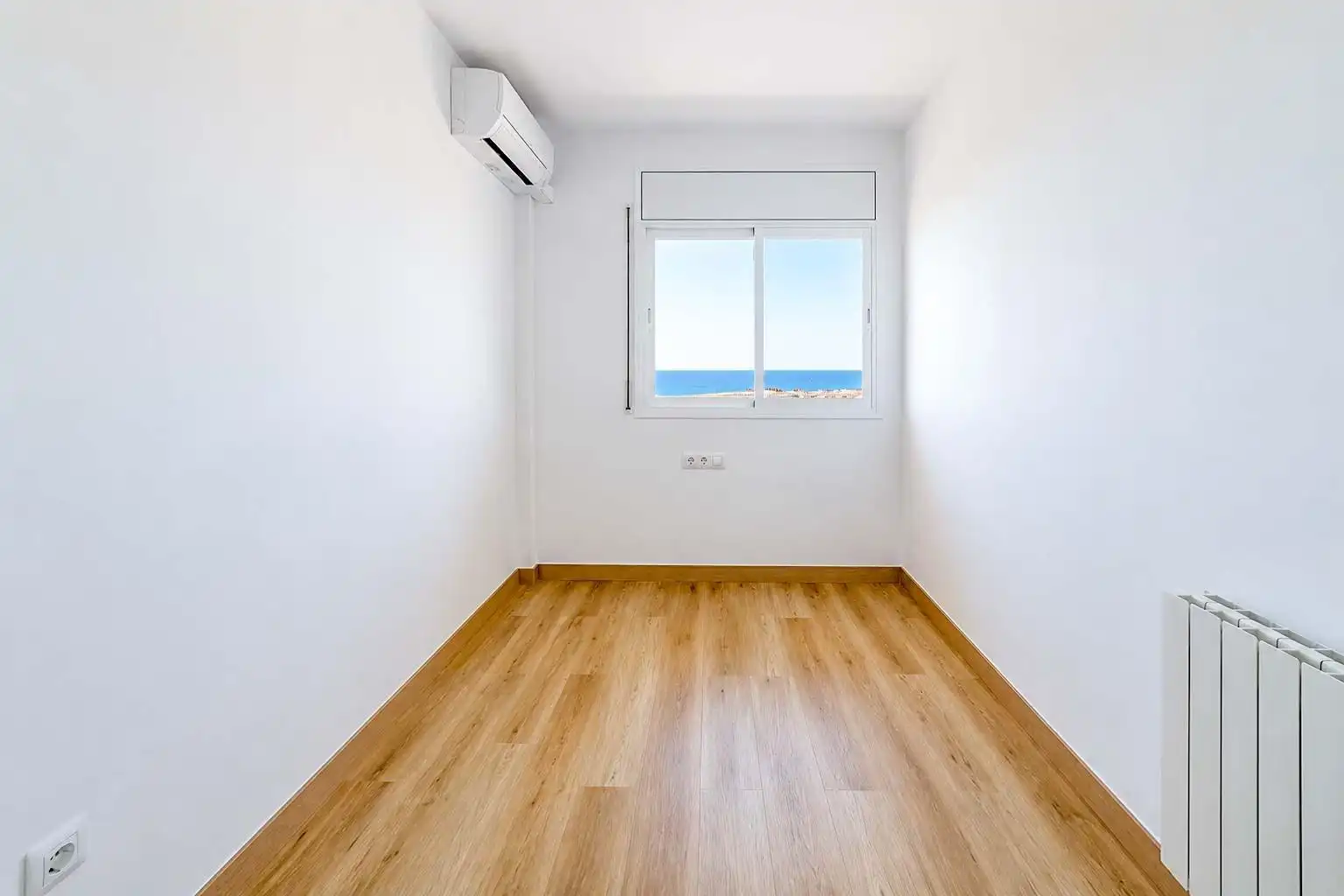 Bedroom of Flat for sale in Sitges  with Air Conditioner, Heating and Parquet flooring