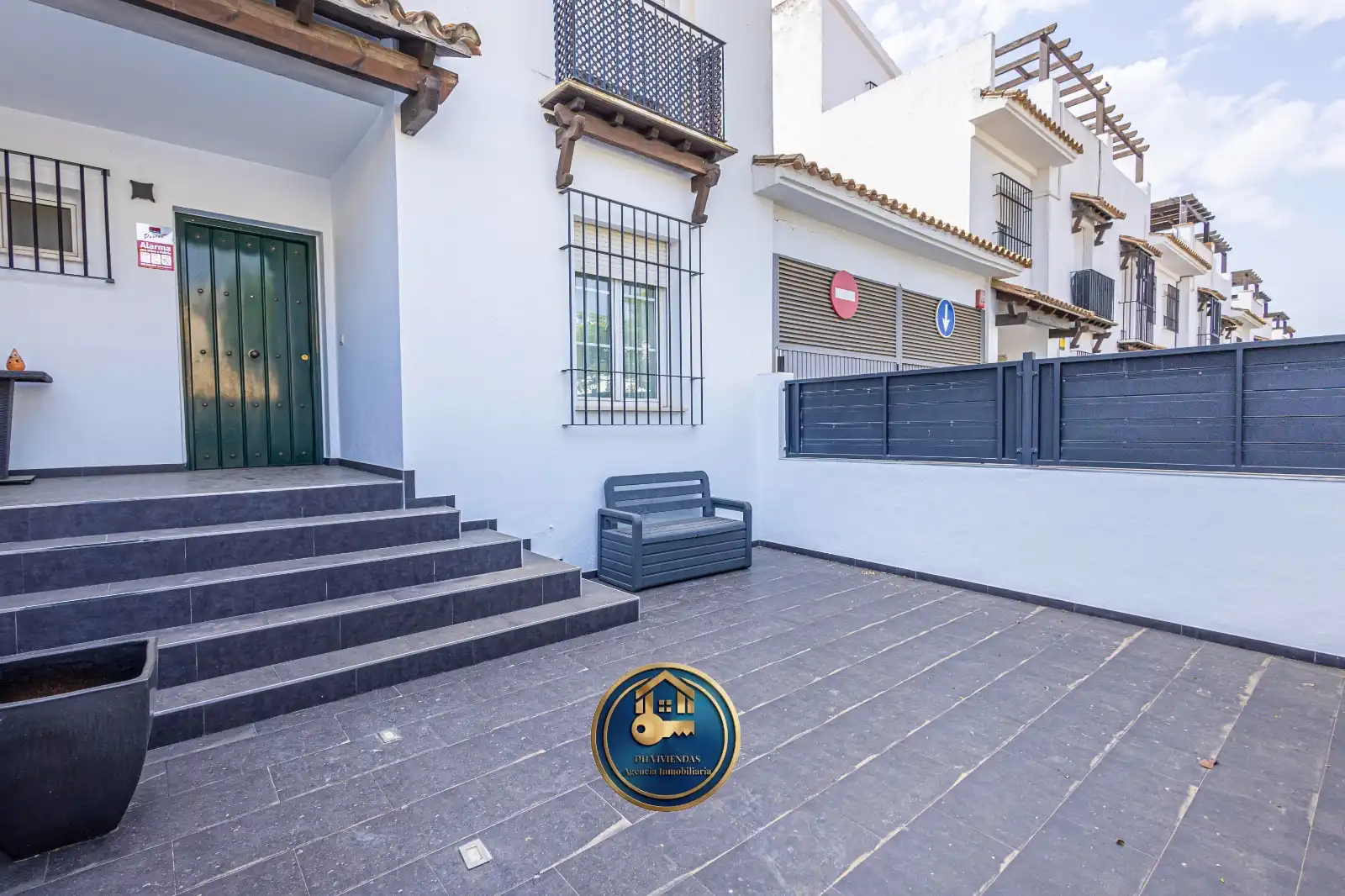 Außenansicht von Einfamilien-Reihenhaus zum Verkauf in Dos Hermanas mit Klimaanlage, Privatgarten und Terrasse