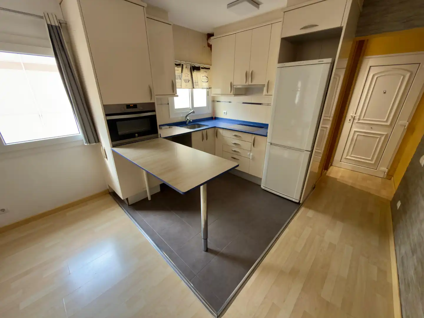 Cuina de Pis en venda en Cornellà de Llobregat amb Aire condicionat, Terrassa i Forn