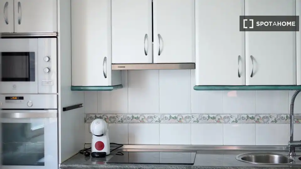 Cuina de Pis de lloguer en Bilbao  amb Aire condicionat, Calefacció i Moblat
