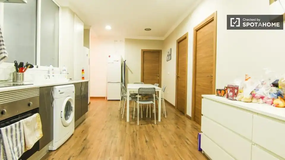 Cocina de Piso para compartir en Valencia con Aire acondicionado, Calefacción y Amueblado