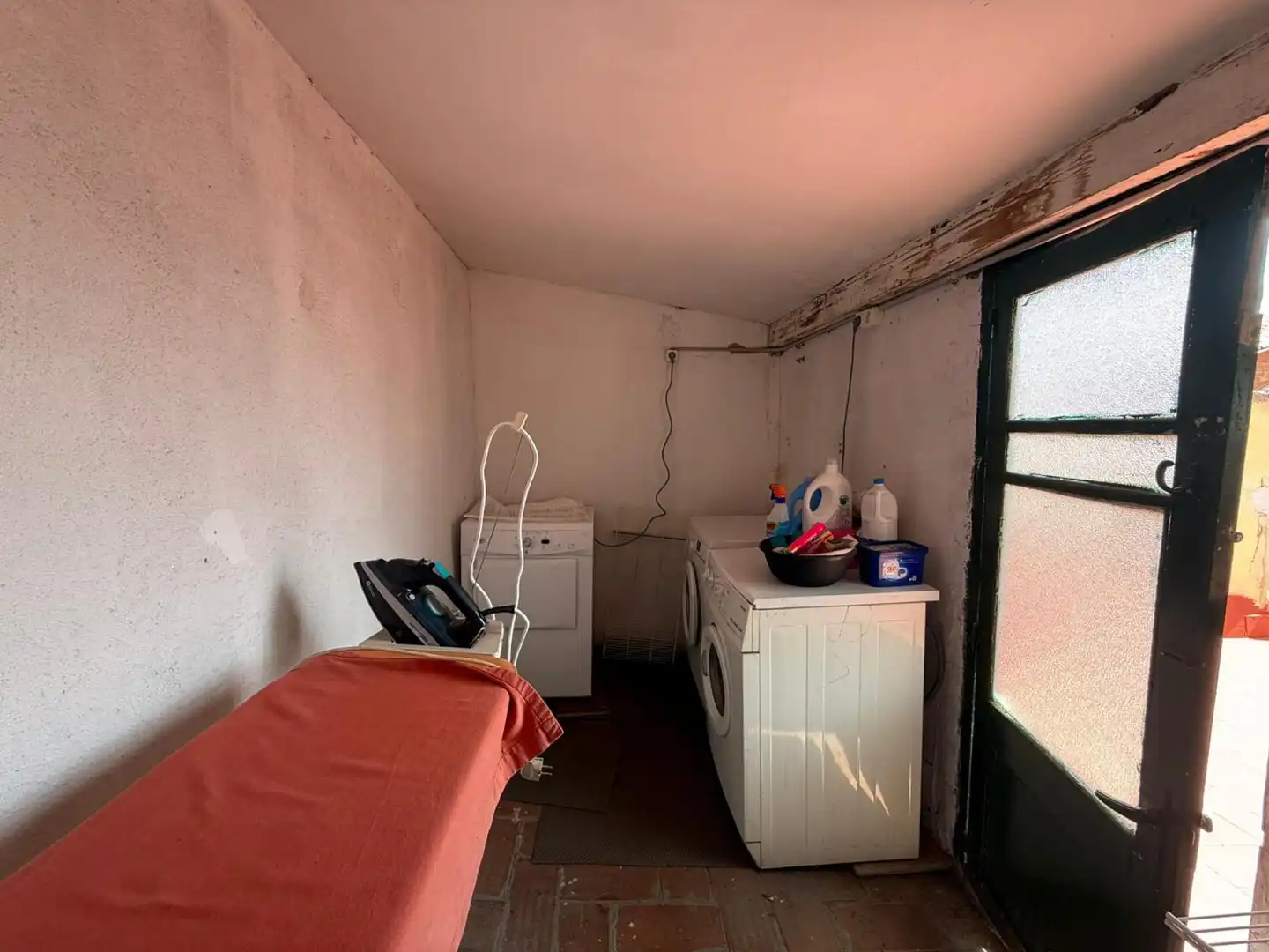 Einfamilien-Reihenhaus zum Verkauf in Sabadell mit Terrasse, Abstellraum und Ofen