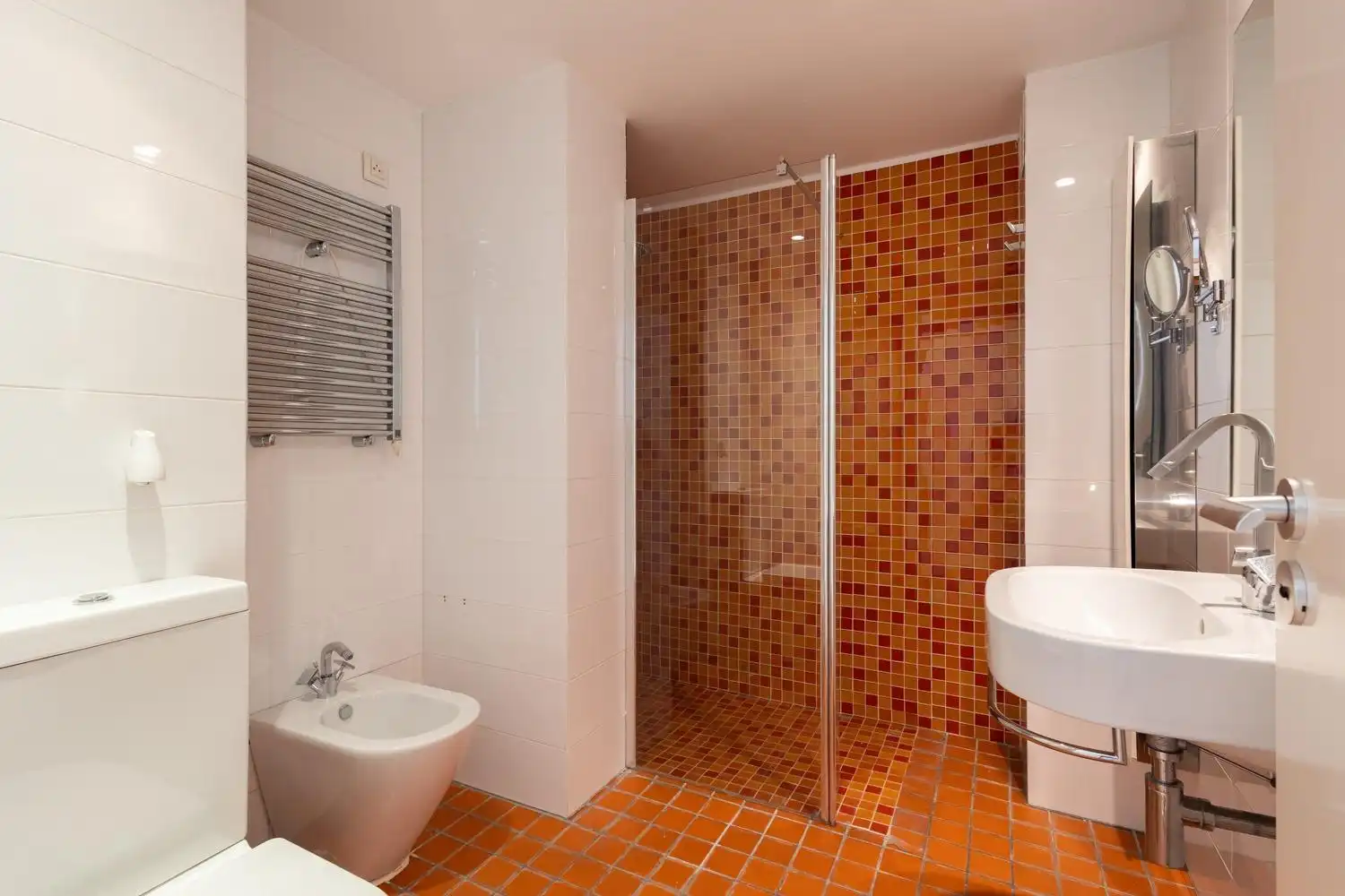 Bathroom of Flat for share in Valencia  with Air Conditioner, Heating and Balcony