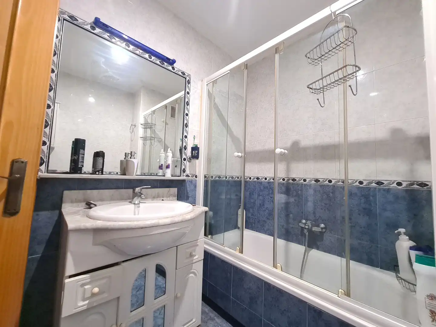Bathroom of Flat for sale in Sevilla  with Air Conditioner, Terrace and Balcony