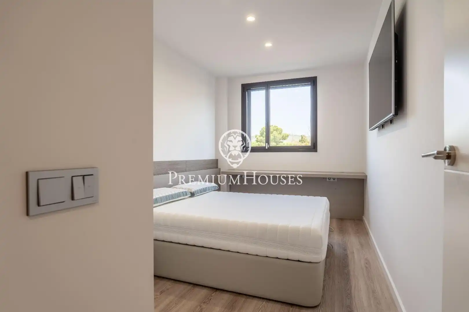 Schlafzimmer von Erdgeschoss zum Verkauf in Sitges mit Klimaanlage, Privatgarten und Parkett