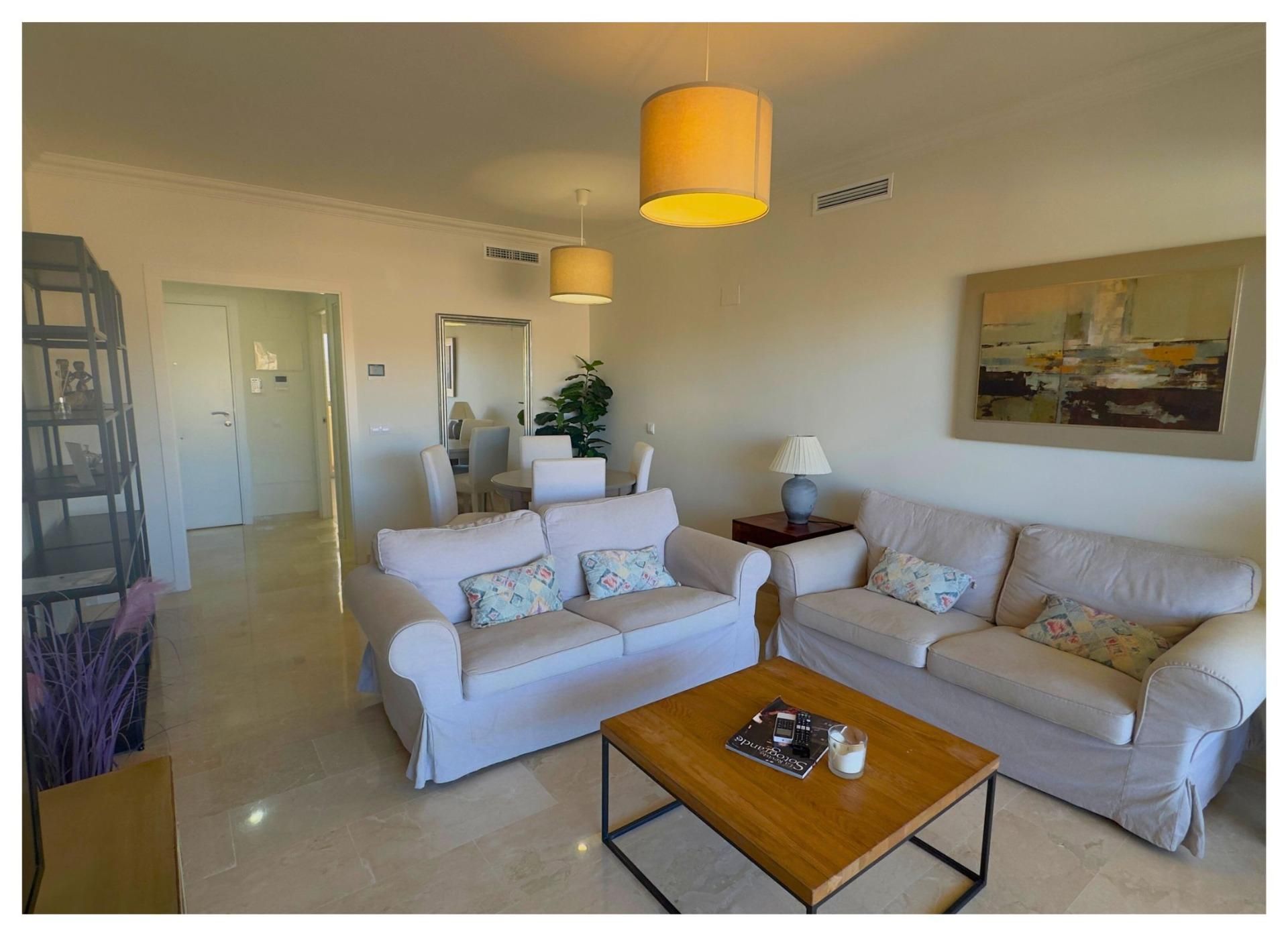 Sala d'estar de Apartament en venda en Manilva amb Aire condicionat, Jardí privat i Moblat