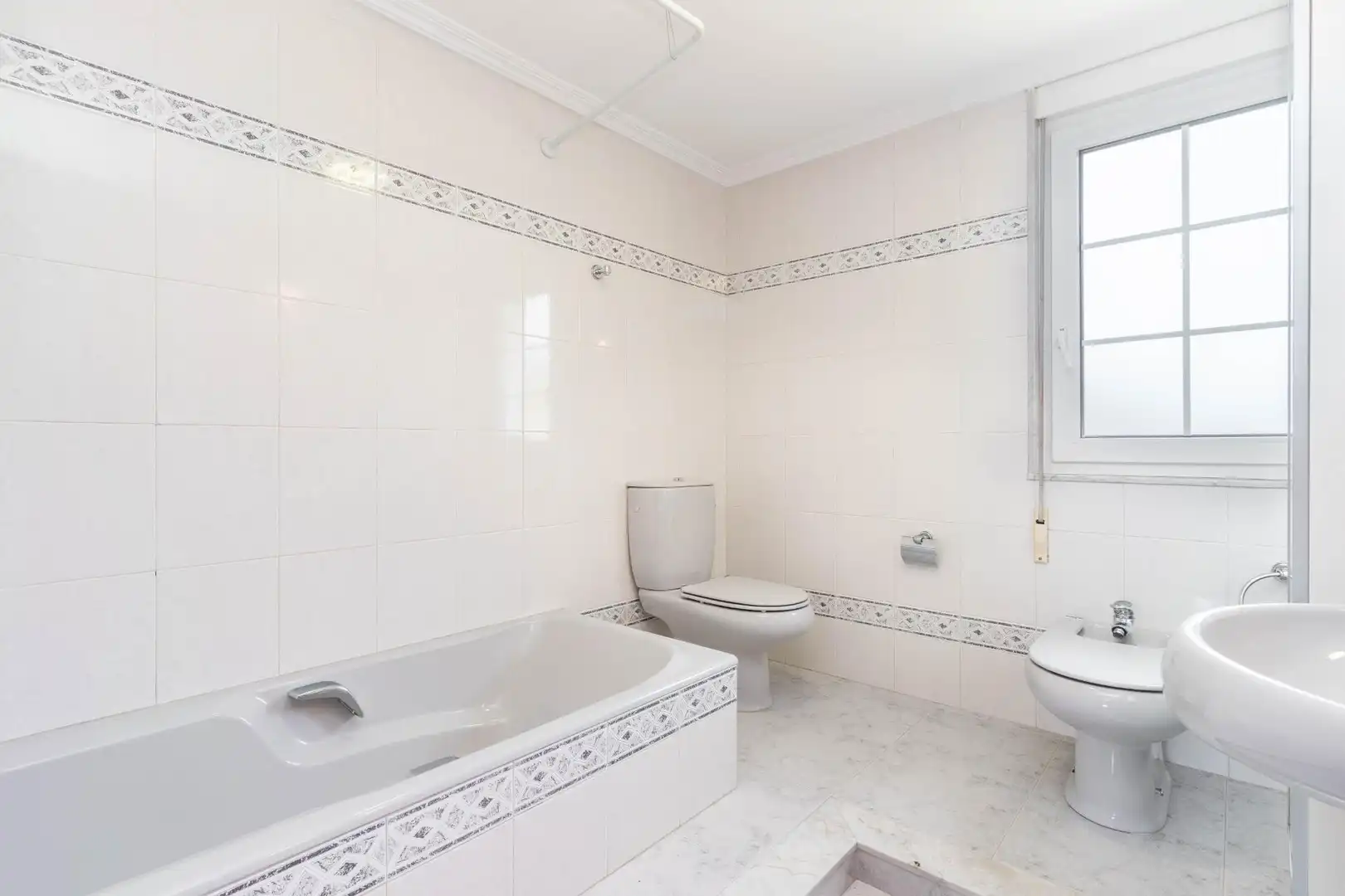 Bany de Casa o xalet en venda en Gijón  amb Calefacció, Jardí privat i Traster