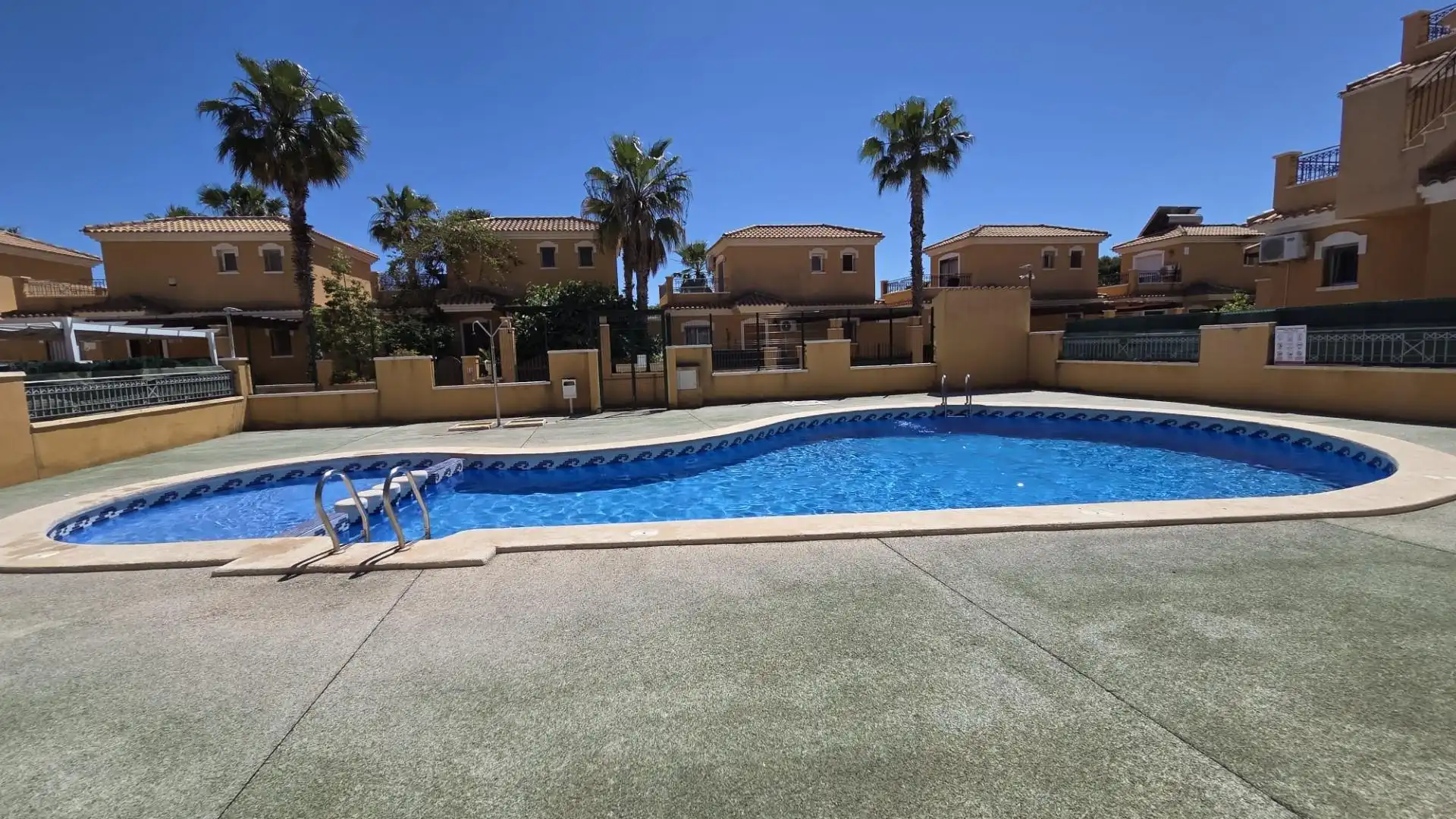 Piscina de Casa adosada en venda en Torrevieja amb Aire condicionat, Jardí privat i Terrassa
