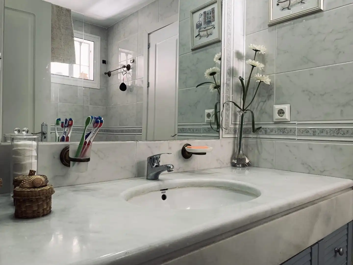 Baño de Apartamento en venta en Marbella con Aire acondicionado, Calefacción y Jardín privado